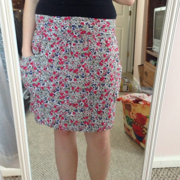 Cute skirt with pockets! - Picture 1 of 2