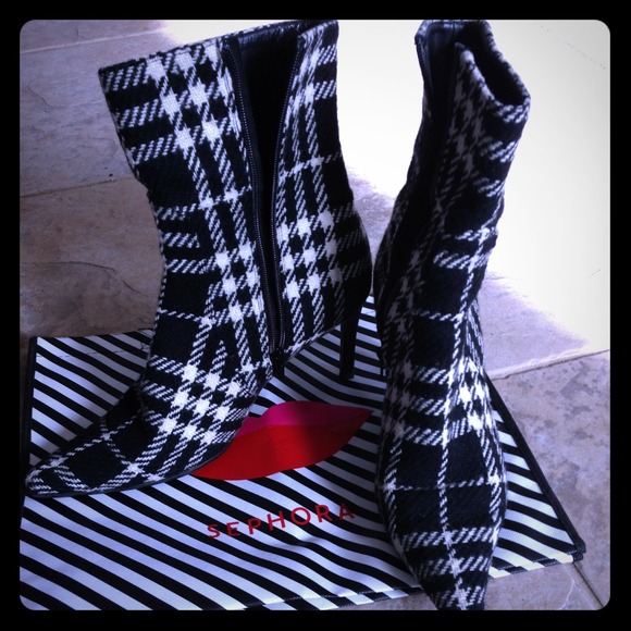 B&W Burberry Boots