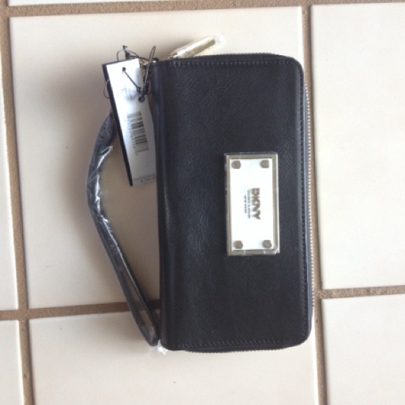 🌻FINAL REDUCTION🌻DKNY black leather wallet