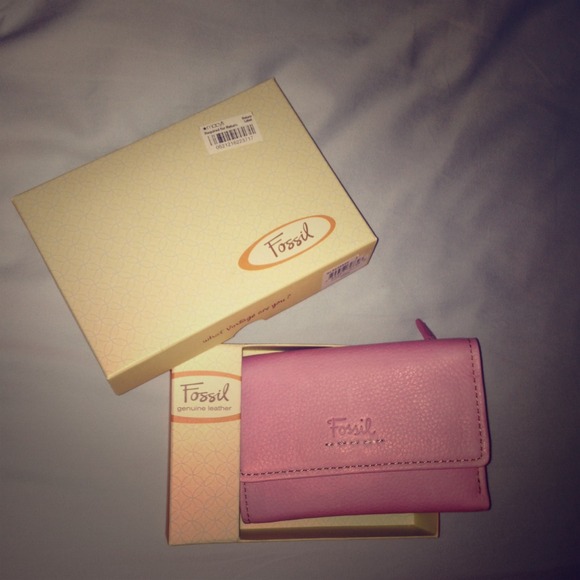 NWT leather Fossil wallet!! ⭐️