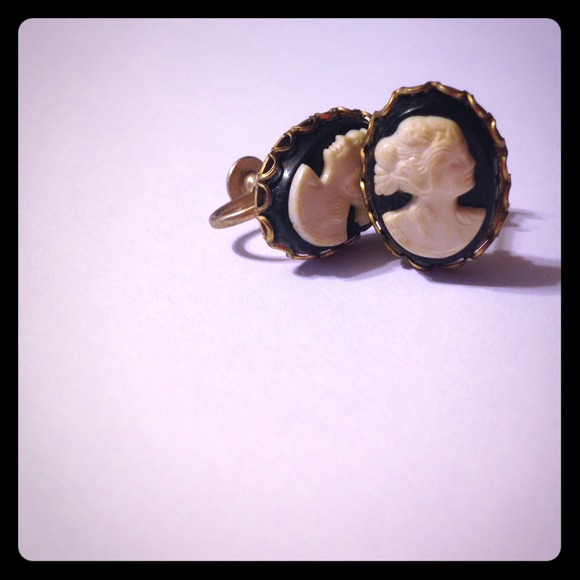 Jewelry - Vintage screw back Cameo earrings
