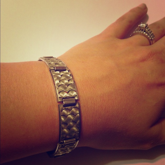 Vintage silver toned bracelet!