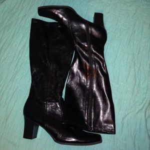 Black boots with heel