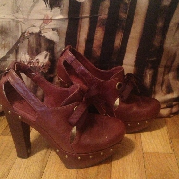 UGG Shoes - NWOT UGG bootie heels size 6.5 authentic❗REDUCED❗