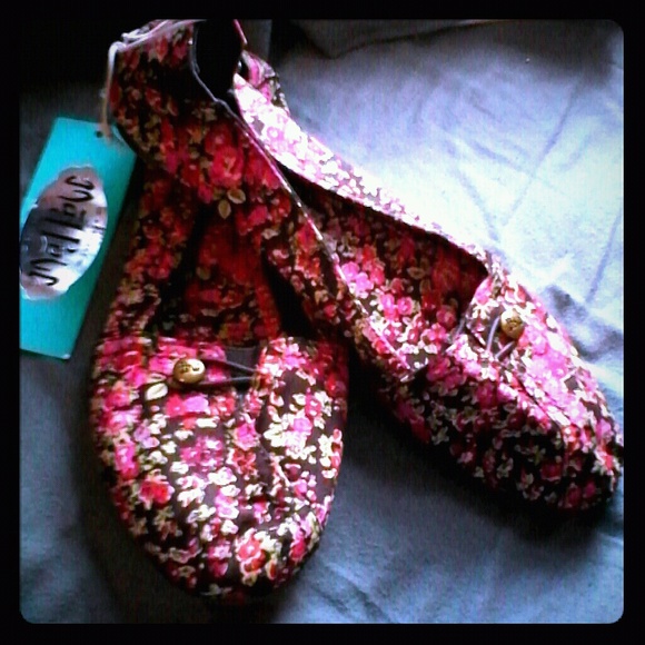 NWT floral shoes
