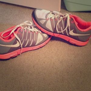 Women's nike lunarlon shoes.