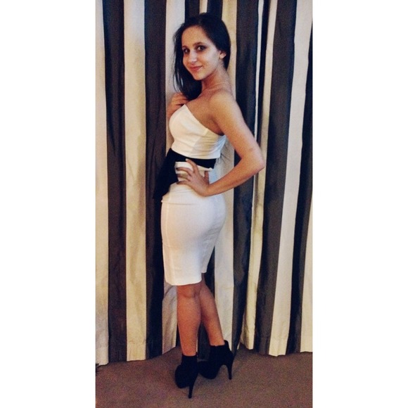 🎉Host Pick🎉White Midi Dress w/ Black Bow - Picture 2 of 4