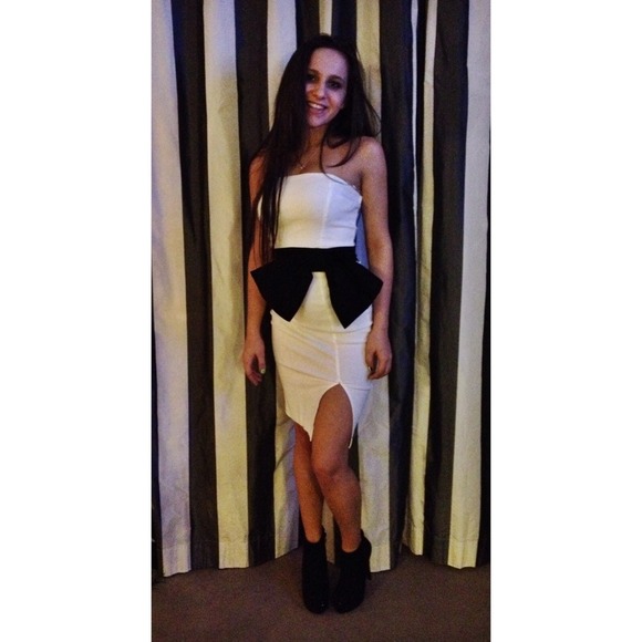 🎉Host Pick🎉White Midi Dress w/ Black Bow - Picture 3 of 4