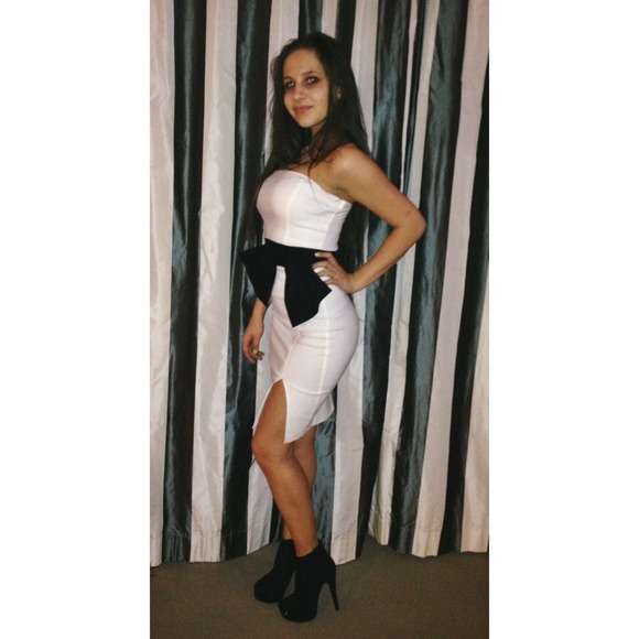 🎉Host Pick🎉White Midi Dress w/ Black Bow - Picture 4 of 4