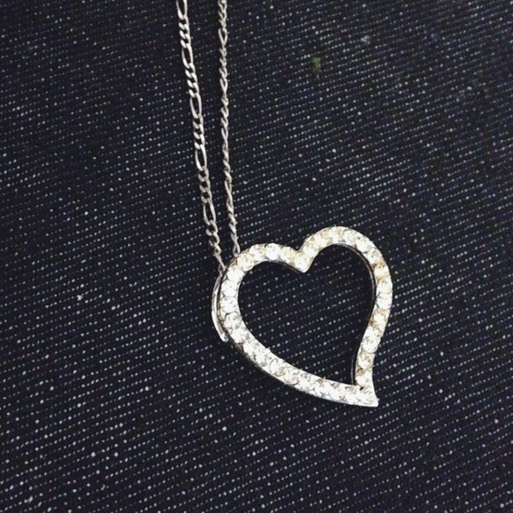 Heart pendant necklace