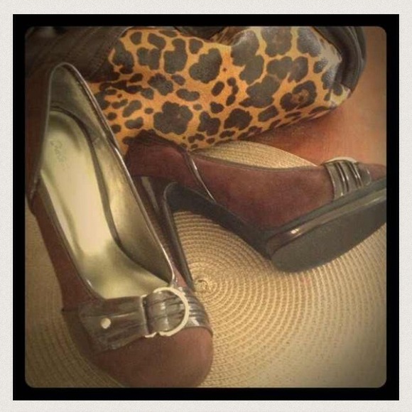 Shoes - Brown / black heels with gold buckle