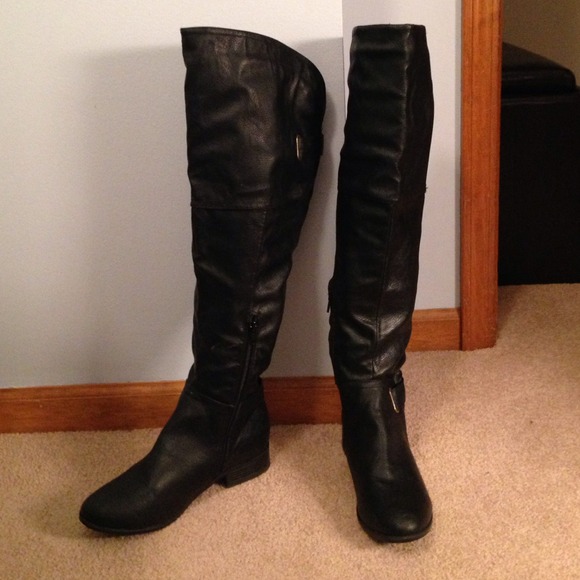 BLACK KNEE-HIGH BOOTS