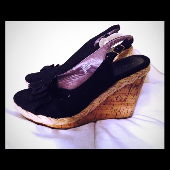 BLACK WEDGE MADDEN GIRL HEELS