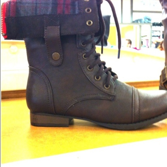 Combat boots! Brown leather with plaid lining