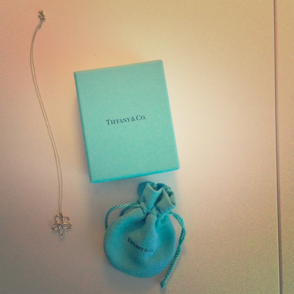 Tiffany & Co. Villa Paloma flower pendent