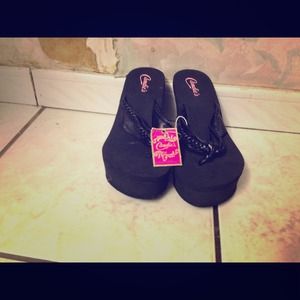 A platform black heels