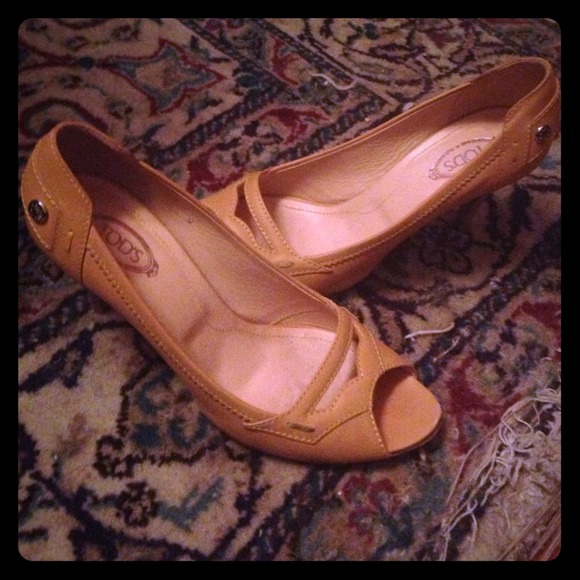 ✖️Sold✖️Tan Tods heels size 9 guc!!