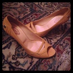✖️Sold✖️Tan Tods heels size 9 guc!!