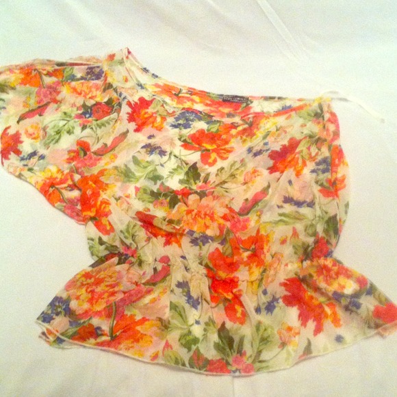 ✋🚫BUNDLED🚫✋Floral One-Shoulder Top!