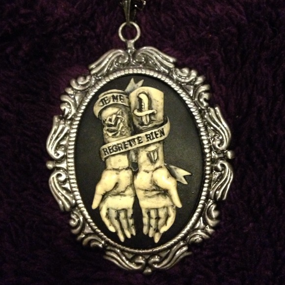 🌹No Regrets Hands Necklace