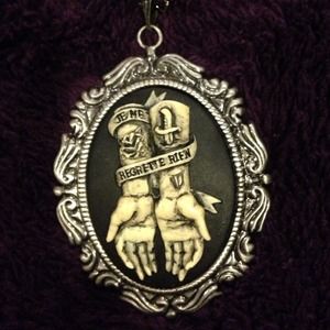 🌹No Regrets Hands Necklace