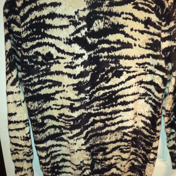 Button down sweater - Picture 2 of 2