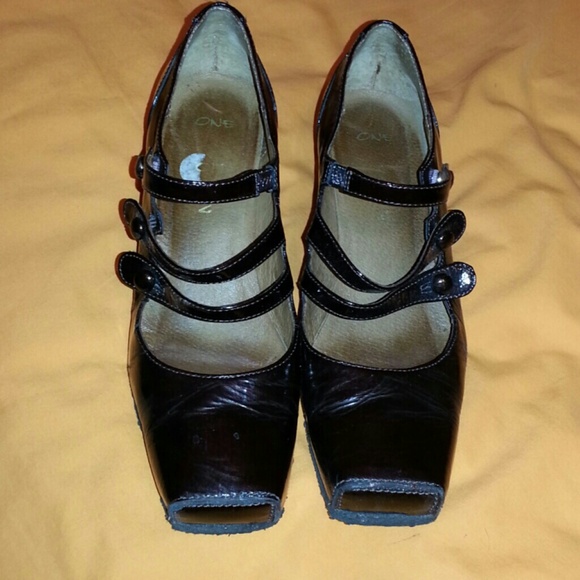 One of 2 shoes - Picture 1 of 3