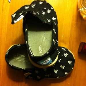 Black skull  little. Toms