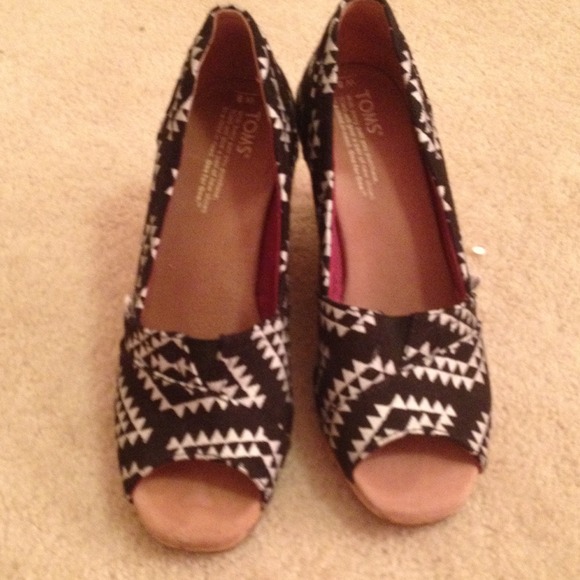 Size 8 women toms wedges