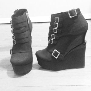 Michael Antonio Studio High Wedges