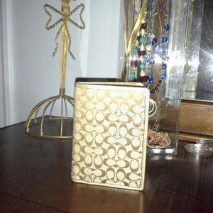 Coach passport holder - excellent condition