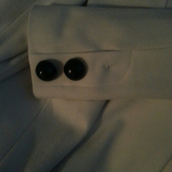 ❌❌SOLD❌❌✨💫HOST PICK White coat/statement buttons - Picture 2 of 4