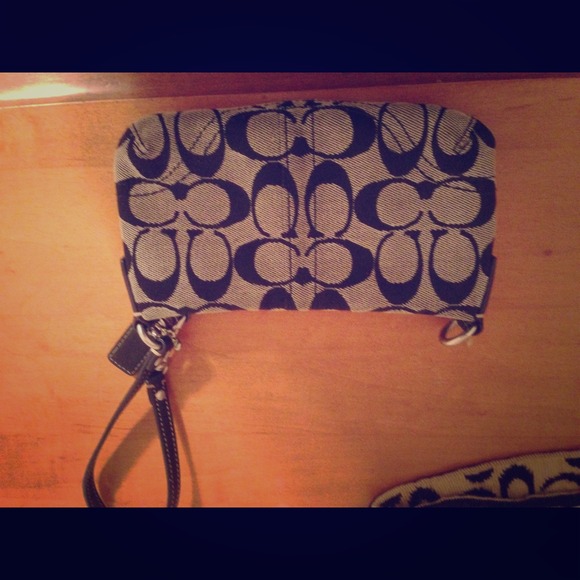 Coach wristlet authentic - Picture 1 of 2