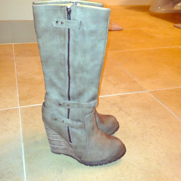SOLD Volatile taupe wedge boot 💕