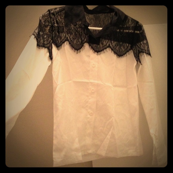 🚫SOLD⛔️NWT- XS- white & black lace silky shirt