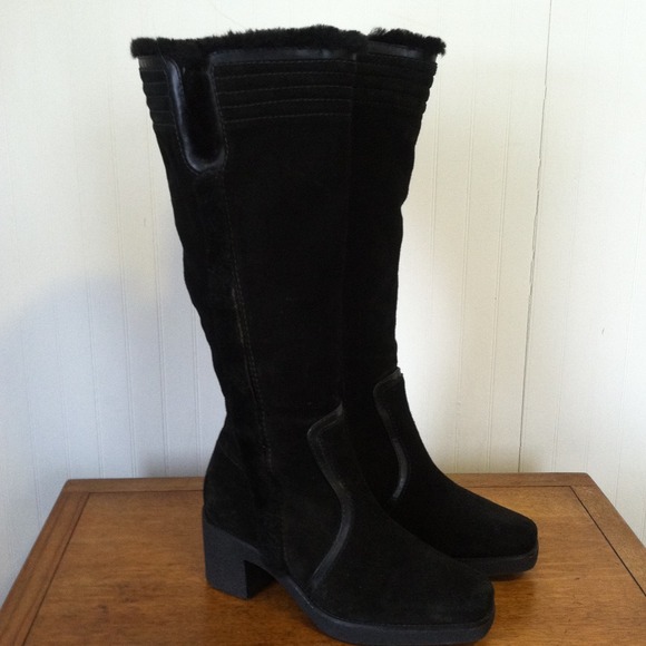 SOLD IN BUNDLE black shearling boots. Size 6.5