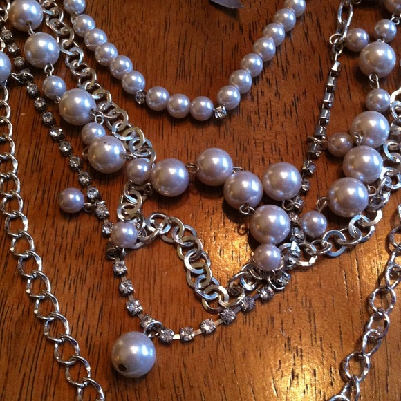 ❌SOLD IN BUNDLE❌ Pearl Chain Ribbon Necklace - Picture 2 of 3