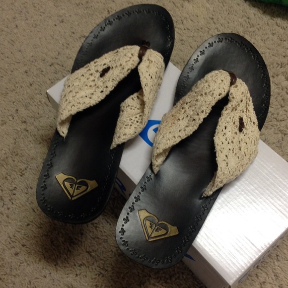 Roxy lace flip flops.