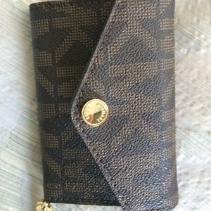 Michael Kors i4 wristlet