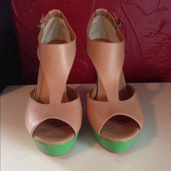 BC Tan and Green Leather Wedges - Picture 2 of 4