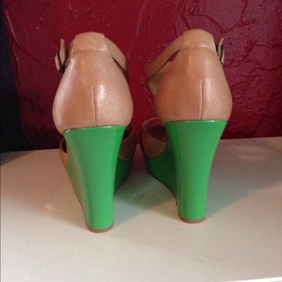 BC Tan and Green Leather Wedges - Picture 3 of 4