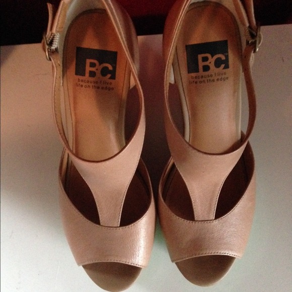 BC Tan and Green Leather Wedges - Picture 4 of 4