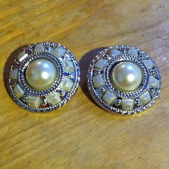 Gorgeous clip on earrings 🎀