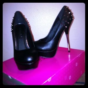 Shoe dazzle with spikes 6.5