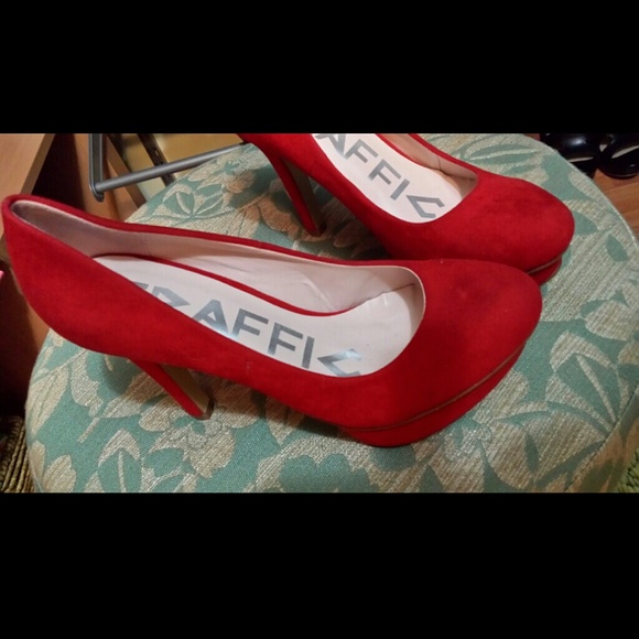 Red Pumps and animal print top blunde for @bbchez