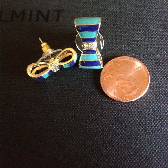 🚫Sold🚫 Host Pick 01/03--CUTE BOW  EARRINGS - Picture 2 of 2