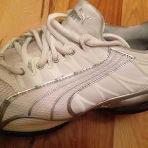 White puma tennis shoes