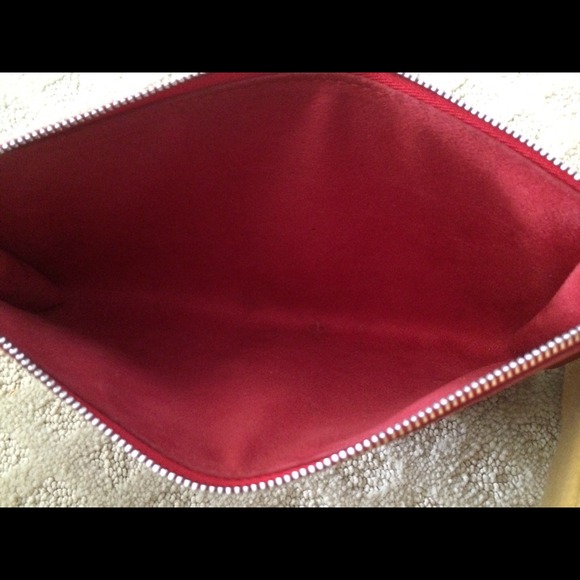 ❤️❤️SOLD LOCALLY❤️❤️Authentic LV Epi Pochette - Picture 3 of 4