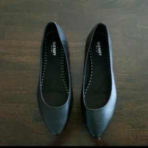 Pointy toe black flats