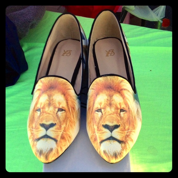 Statement Lion shoes for Brave Original Gals